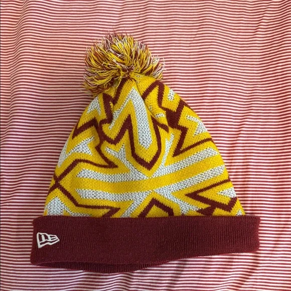 NBA Cleveland Cavaliers Toque - Yellow and Maroon - Picture 2 of 2